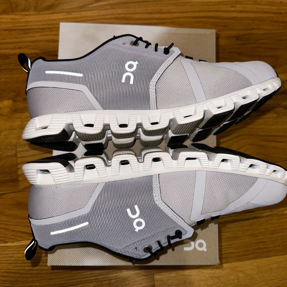 Cloud 5 waterproof sneakers size 9 women’s